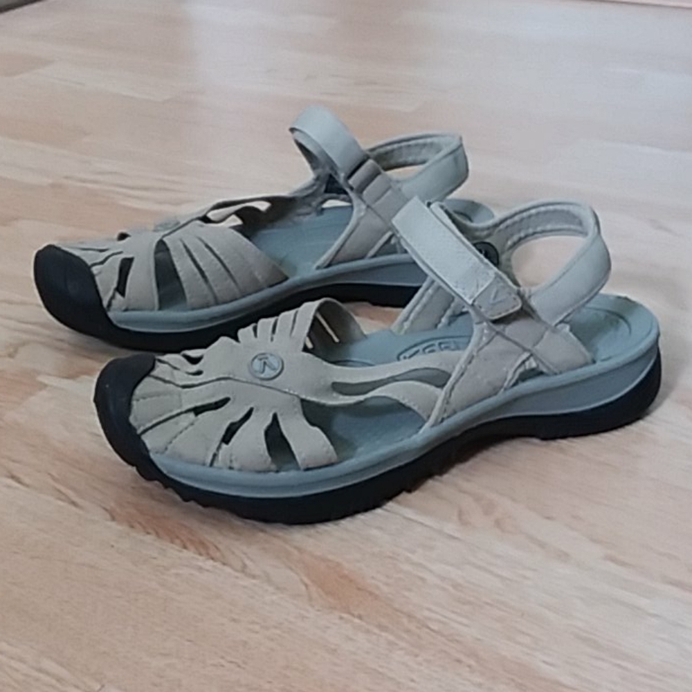 NWOT Women's Keen sandals